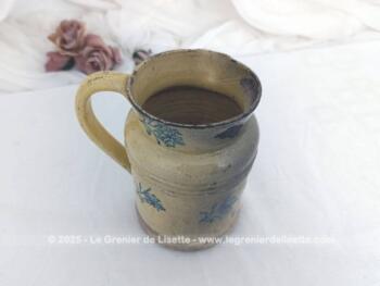 Très ancien, voici un pichet ou pot à lait en grès datant de la fin XIX° avec le chiffre 8 sous le socle et un vestige de signature complétement illisible. Des éclats et un charme fou ! Pièce unique.