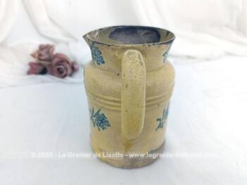 Très ancien, voici un pichet ou pot à lait en grès datant de la fin XIX° avec le chiffre 8 sous le socle et un vestige de signature complétement illisible. Des éclats et un charme fou ! Pièce unique.