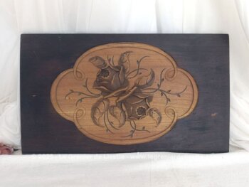 Sur 26 x 45 x 0.8 cm et datant des années 50/60, voici une superbe plaque en bois avec gravures fait main de roses en relief mis en valeur dans un écusson. Une pièce unique très décorative.