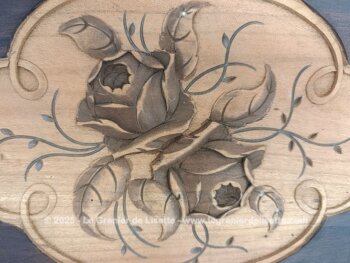 Sur 26 x 45 x 0.8 cm et datant des années 50/60, voici une superbe plaque en bois avec gravures fait main de roses en relief mis en valeur dans un écusson. Une pièce unique très décorative.