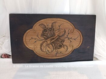 Sur 26 x 45 x 0.8 cm et datant des années 50/60, voici une superbe plaque en bois avec gravures fait main de roses en relief mis en valeur dans un écusson. Une pièce unique très décorative.