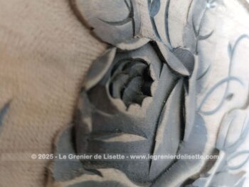 Sur 26 x 45 x 0.8 cm et datant des années 50/60, voici une superbe plaque en bois avec gravures fait main de roses en relief mis en valeur dans un écusson. Une pièce unique très décorative.