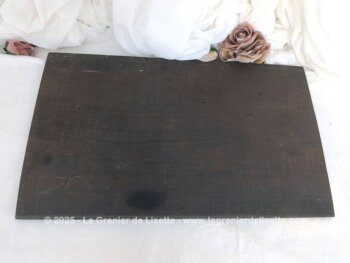 Sur 26 x 45 x 0.8 cm et datant des années 50/60, voici une superbe plaque en bois avec gravures fait main de roses en relief mis en valeur dans un écusson. Une pièce unique très décorative.