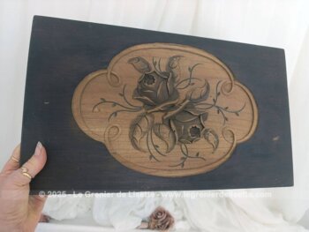 Sur 26 x 45 x 0.8 cm et datant des années 50/60, voici une superbe plaque en bois avec gravures fait main de roses en relief mis en valeur dans un écusson. Une pièce unique très décorative.