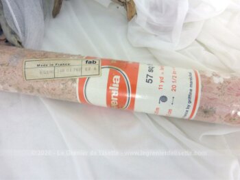 Ancien rouleau de tapisserie pour une tendance très shabby avec son fond ocre/rose saumon décoré de dessins de petites fleurs comme peintes à la main.