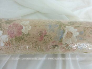 Ancien rouleau de tapisserie pour une tendance très shabby avec son fond ocre/rose saumon décoré de dessins de petites fleurs comme peintes à la main.