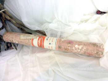 Ancien rouleau de tapisserie pour une tendance très shabby avec son fond ocre/rose saumon décoré de dessins de petites fleurs comme peintes à la main.