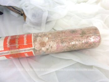 Ancien rouleau de tapisserie pour une tendance très shabby avec son fond ocre/rose saumon décoré de dessins de petites fleurs comme peintes à la main.