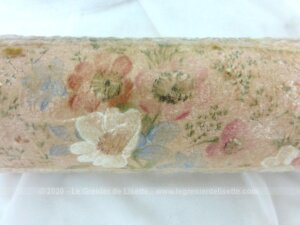 Rouleau papier peint vintage saumon petites fleurs