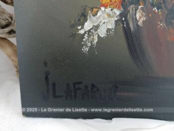 Sur 33.5 x 40 cm,  voici un bien original tableau réalisé en peinture à l'huile sur bois représentant sur un fond couleur taupe, une bouquet de fleurs à dominante jaune dans un vase posé sur un socle. Une signature visible semble indiquer 
