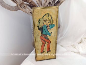 Sur 10.5 x 25.5 x 1.5 cm, voici un beau petit tableau d'une copie d'un dessin d'Idylle Falconi représentant une Cow-girl pour un cadre vraiment très kitch, tendance sixtees ou seventies.