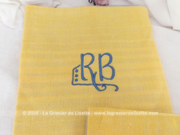 Lot 3 serviettes coton jaune, gris et bleu monogrammes RB – Image 3