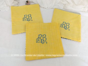Sur 61 x 59 cm, voici un lot de 3 serviettes en coton jaune avec sur  le contour  gris, un beau quadrillage de rayures blanches et bleus sans oublier les monogrammes RB brodés au centre en fil bleu.
