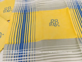 Sur 61 x 59 cm, voici un lot de 3 serviettes en coton jaune avec sur  le contour  gris, un beau quadrillage de rayures blanches et bleus sans oublier les monogrammes RB brodés au centre en fil bleu.