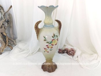 Voici un superbe vase numéroté et signé, en faïence beige au col blet et rose et au socle marron, décoré sur les deux faces de bouquets de fleurs. Très décoratif....
