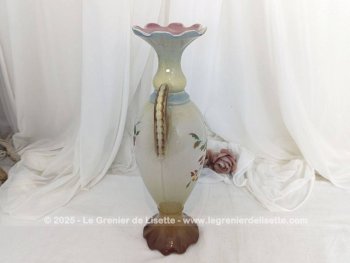 Voici un superbe vase numéroté et signé, en faïence beige au col blet et rose et au socle marron, décoré sur les deux faces de bouquets de fleurs. Très décoratif....