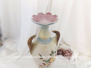 Voici un superbe vase numéroté et signé, en faïence beige au col blet et rose et au socle marron, décoré sur les deux faces de bouquets de fleurs. Très décoratif....