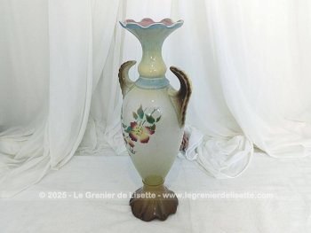 Voici un superbe vase numéroté et signé, en faïence beige au col blet et rose et au socle marron, décoré sur les deux faces de bouquets de fleurs. Très décoratif....