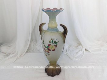 Voici un superbe vase numéroté et signé, en faïence beige au col blet et rose et au socle marron, décoré sur les deux faces de bouquets de fleurs. Très décoratif....