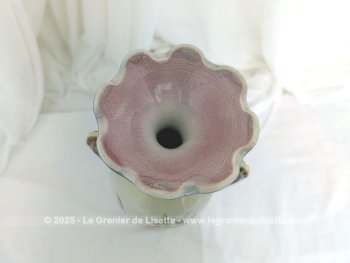 Voici un superbe vase numéroté et signé, en faïence beige au col blet et rose et au socle marron, décoré sur les deux faces de bouquets de fleurs. Très décoratif....