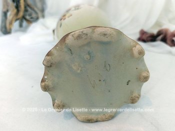 Voici un superbe vase numéroté et signé, en faïence beige au col blet et rose et au socle marron, décoré sur les deux faces de bouquets de fleurs. Très décoratif....