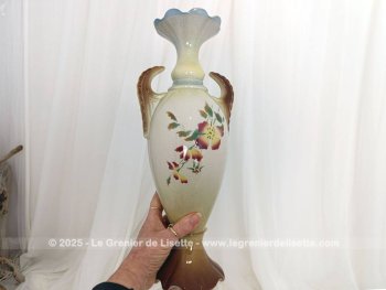 Voici un superbe vase numéroté et signé, en faïence beige au col blet et rose et au socle marron, décoré sur les deux faces de bouquets de fleurs. Très décoratif....