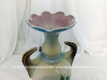 Voici un superbe vase numéroté et signé, en faïence beige au col blet et rose et au socle marron, décoré sur les deux faces de bouquets de fleurs. Très décoratif....