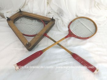 Voici un lot de deux anciennes raquettes de badminton avec système de protection de cordes en bois.