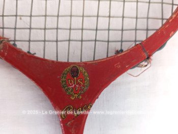 Voici un lot de deux anciennes raquettes de badminton avec système de protection de cordes en bois.