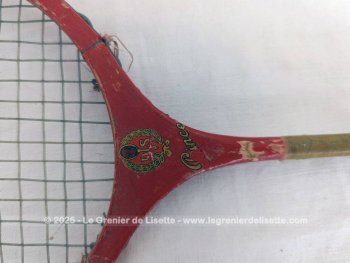Voici un lot de deux anciennes raquettes de badminton avec système de protection de cordes en bois.
