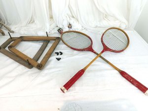 Deux anciennes raquettes badminton avec protection bois