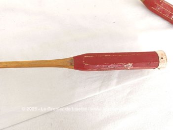 Voici un lot de deux anciennes raquettes de badminton avec système de protection de cordes en bois.