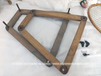 Voici un lot de deux anciennes raquettes de badminton avec système de protection de cordes en bois.