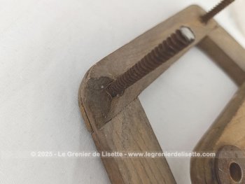 Voici un lot de deux anciennes raquettes de badminton avec système de protection de cordes en bois.