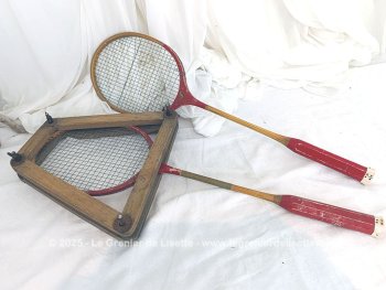 Voici un lot de deux anciennes raquettes de badminton avec système de protection de cordes en bois.
