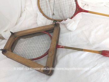 Voici un lot de deux anciennes raquettes de badminton avec système de protection de cordes en bois.