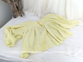 Que de charme dans cette superbe et douce liseuse vintage fait main en laine acrylique jaune mimosa aux manches très amples avec plastron et bas de manches en  mailles serrées. Parfait pour couvrir vos bras et épaules !