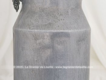 Voici un ancien pot à lait en aluminium portant sur le coté la gravure de 1L 1/2 et  estampillé 