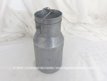 Voici un ancien pot à lait en aluminium portant sur le coté la gravure de 1L 1/2 et  estampillé 