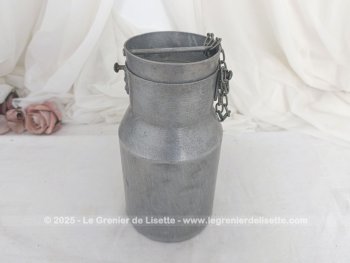 Voici un ancien pot à lait en aluminium portant sur le coté la gravure de 1L 1/2 et  estampillé 