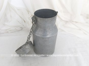 Voici un ancien pot à lait en aluminium portant sur le coté la gravure de 1L 1/2 et  estampillé 