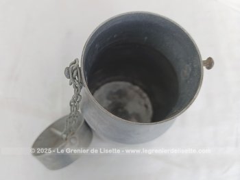 Voici un ancien pot à lait en aluminium portant sur le coté la gravure de 1L 1/2 et  estampillé 