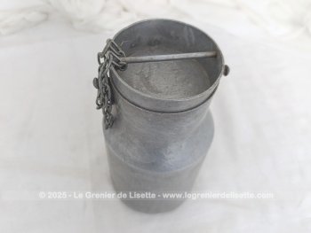 Voici un ancien pot à lait en aluminium portant sur le coté la gravure de 1L 1/2 et  estampillé 