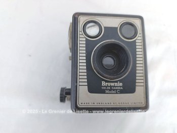 Datant du début des années 50, voici un ancien appareil photo Kodak Brownie Six-20 Model C avec sa anse, son inscription sur l'objectif  et ses différentes manettes. Prêt à reprendre vie si vous retrouvez une pellicule.
