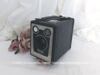 Datant du début des années 50, voici un ancien appareil photo Kodak Brownie Six-20 Model C avec sa anse, son inscription sur l'objectif  et ses différentes manettes. Prêt à reprendre vie si vous retrouvez une pellicule.