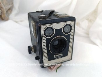 Datant du début des années 50, voici un ancien appareil photo Kodak Brownie Six-20 Model C avec sa anse, son inscription sur l'objectif  et ses différentes manettes. Prêt à reprendre vie si vous retrouvez une pellicule.