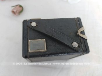 Datant du début des années 50, voici un ancien appareil photo Kodak Brownie Six-20 Model C avec sa anse, son inscription sur l'objectif  et ses différentes manettes. Prêt à reprendre vie si vous retrouvez une pellicule.