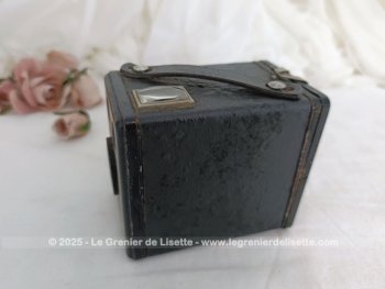 Datant du début des années 50, voici un ancien appareil photo Kodak Brownie Six-20 Model C avec sa anse, son inscription sur l'objectif  et ses différentes manettes. Prêt à reprendre vie si vous retrouvez une pellicule.