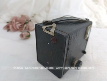 Datant du début des années 50, voici un ancien appareil photo Kodak Brownie Six-20 Model C avec sa anse, son inscription sur l'objectif  et ses différentes manettes. Prêt à reprendre vie si vous retrouvez une pellicule.