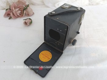 Datant du début des années 50, voici un ancien appareil photo Kodak Brownie Six-20 Model C avec sa anse, son inscription sur l'objectif  et ses différentes manettes. Prêt à reprendre vie si vous retrouvez une pellicule.